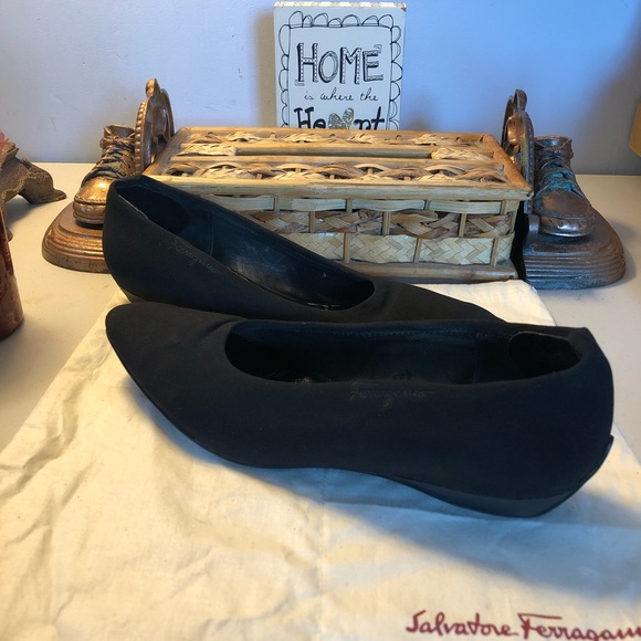 Gorgeous Ferragamo Black Pointy Toed Flats - Picture 3 of 6